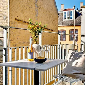 Sanders Leaves - Charming Three-bedroom In Downtown Copenhagen